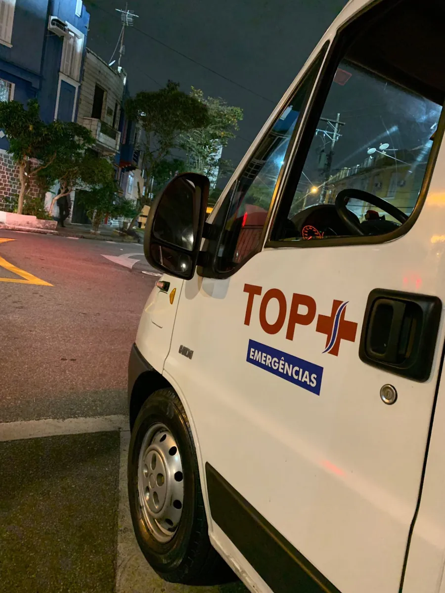 Detalhe da ambulância com logotipo TOP Emergências