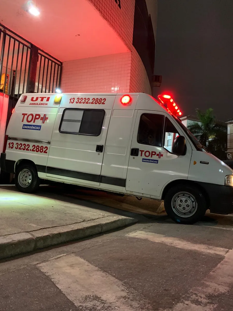 UTI móvel estacionada em frente a hospital