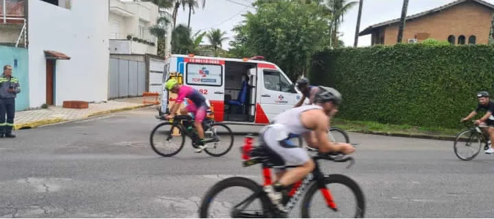 Ambulância acompanhando ciclistas em prova de triathlon
